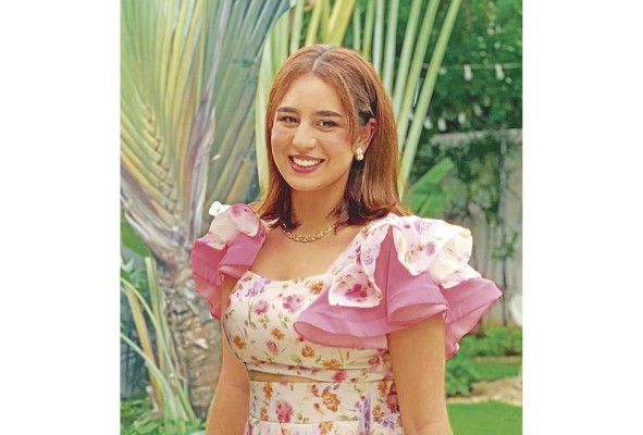 La señorita Sofía Victoria García Zentner es una de las debutantes que podremos admirar en el próximo Festival de Debutantes 2022, que realizarán las Damas Guadalupanas en la Terraza Mar del Sur del Club Unión el 2 de julio. Esta damita es hija del señor Javier José García Castillero y la muy recordada señora Elibeth Zentner. Es nieta de la Dama Guadalupana expresidenta Haydée Castillero de García.