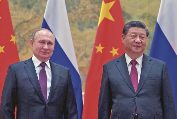 Los presidentes chino, Xi Jinping,(i) y ruso, Vladimir Putin (d).