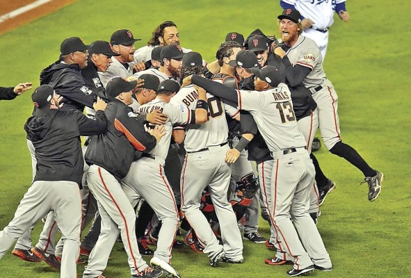2010. Gigantes sobre Rangers, 4-1. En el 2010, todo lo que sabíamos era que los Gigantes jamás habían ganado la Serie Mundial desde que se mudaron a San Francisco para la temporada de 1958. Pero este equipo, guiados por el novato Buster Posey, el carismático venezolano Pablo Sandoval, aquel formidable cuarteto de Tim Lincecum, Matt Cain, Bumgarner y Barry Zito y el barbudo Brian Wilson cerrando los juegos, les dio una corona. El colombiano Rentería ganó el JMV de la Serie Mundial con bateó de .412 y un par de jonrones.