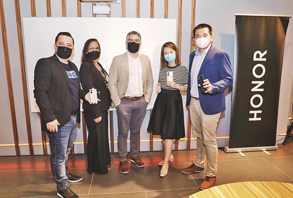 Daniel Villa, Claudia González, Juan José Rodríguez, Lola Huang, Jack Yang