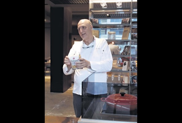 El chef comenta las bondades de la pasta con harina molida a la piedra