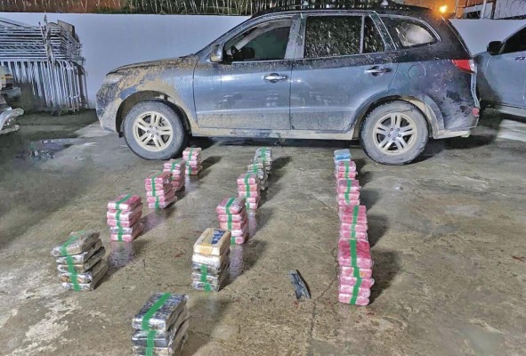 Auto en el que viajaba el exgobernador, el cual tenía un doble fondo donde se encontraron 79 paquetes de supuesta droga.