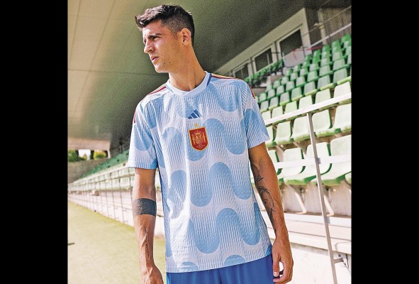 selección de españa. Adidas. Visitante España vuelve al color azul como dominante en su camiseta de visitante, recordando sus momentos durante la Eurocopa 2012. Con detalles ondulados y el escudo de la federación en medio, estrenan este novedoso estilo.