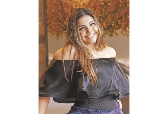 Isabel Victoria Fábrega Alvarado es una de las debutantes que apreciaremos en el Festival de Debutantes 2022 a celebrarse el 2 de julio en la Terraza Mar del Sur del Club Unión, evento organizado por las Damas Guadalupanas. Son sus padres el señor Ricardo Alberto Fábrega Guardia y la señora Karla María Alvarado de Fábrega, es nieta de la Dama Guadalupana, ex-presidenta, señora Teresita Guardia de Fábrega.