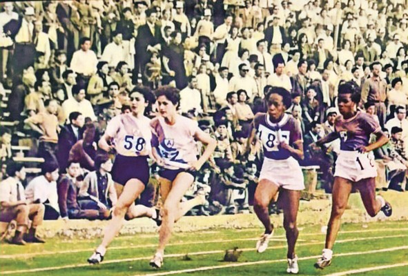 La capitalina Carlota Gooden (Der.) fue la abanderada de Panamá en las Olimpiadas de Roma en 1960.