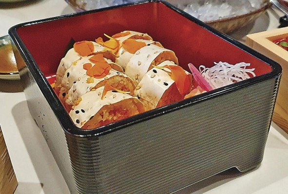 Rollos envueltos en papel de soja, rellenos con 'spicy' salmón y kimchi, con mantequilla trufada.