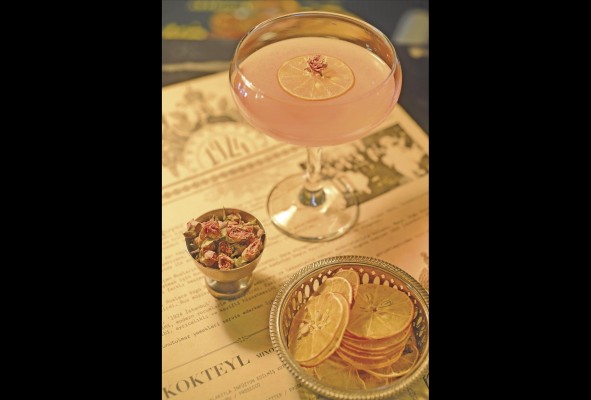 Coctel 1924, con vodka con infusión de pera, jugo cítrico, amargo de lavanda, sirope de rosa y prosecco