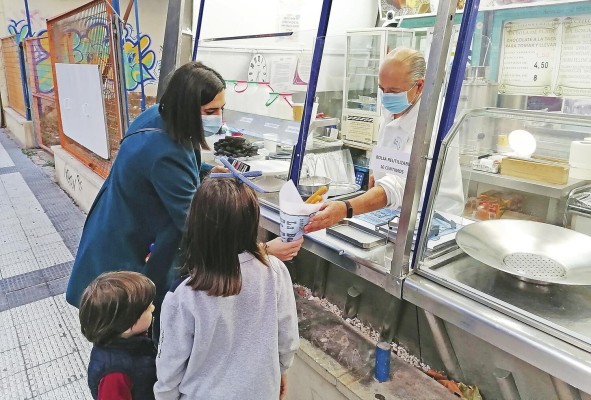 Mientras habla, una señora con su pequeña hija le solicita una porción y él toma una gran hoja encerada, prepara un cono y allí coloca los churros, según la cantidad que han pedido y los entrega.