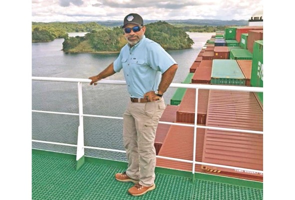Rainiero Salas, un piloto humanitario.