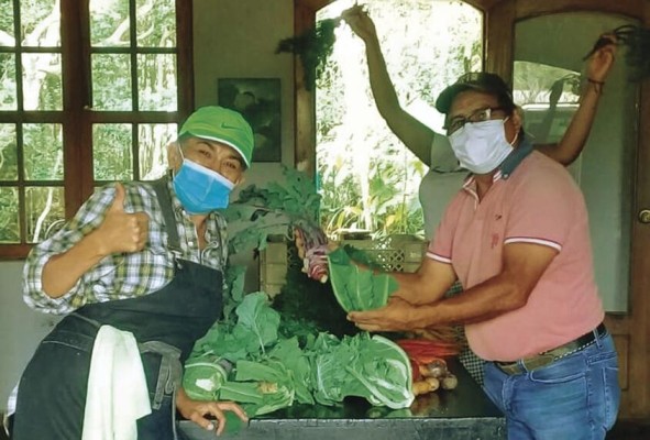 Entrega de donaciones de productores del área