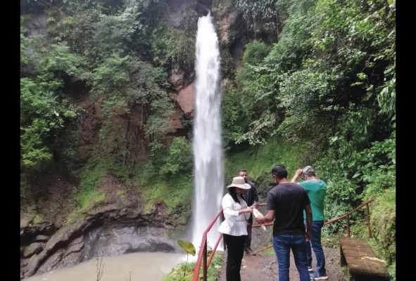 Un imponente chorro nace de la reserva natural de Villa Tavidá en Chigurí Arriba, Penonomé.