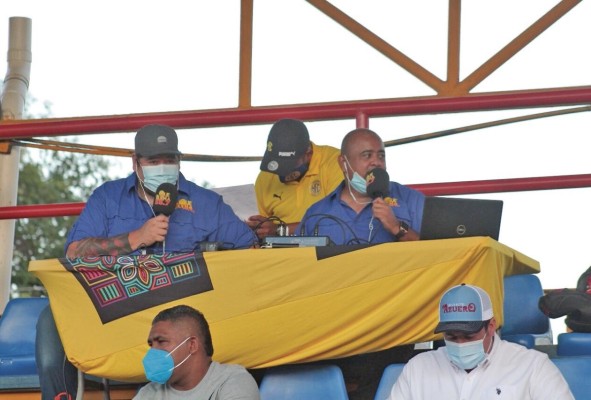 Los comentaristas Néstor Rodríguez y Alex Gómez (Der.) en plena faena.