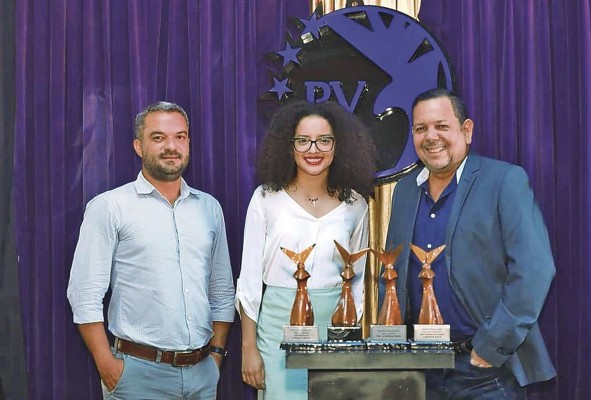 Erick Marciscano, María Alejandra Carrasquilla y Félix Barrios durante la premiación en el teatro Balboa.