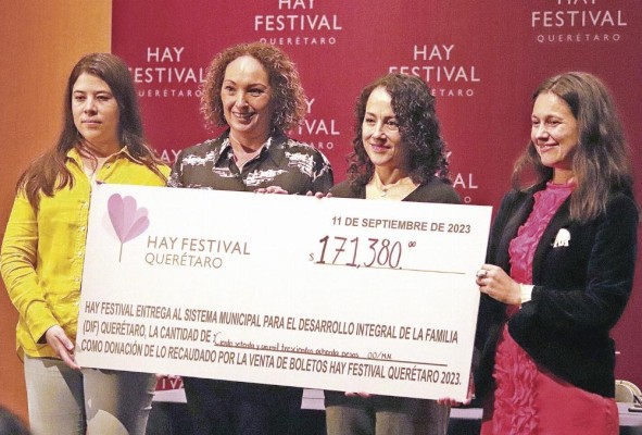 La secretaria técnica de la Secretaría de Cultura del municipio de Querétaro, María MacGregor; la secretaria de Turismo del municipio de Querétaro, Alejandra Iturbe; la Coordinadora de Turismo de Reuniones, Aurora Aguilar Acuña y la Coordinadora Internacional del Hay Festival, Izara García, posan hoy durante un acto protocolario en la ciudad de Querétaro.