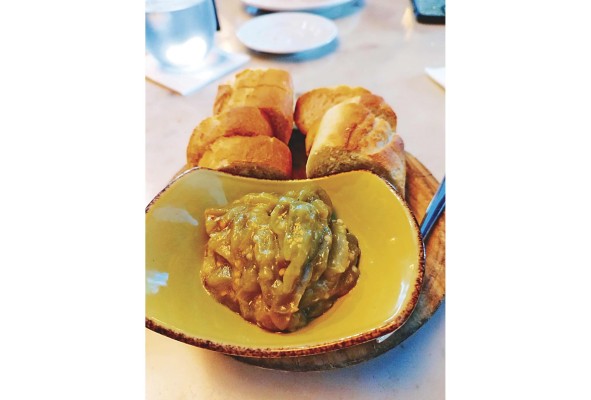 Pan de la casa con berenjenas encurtidas