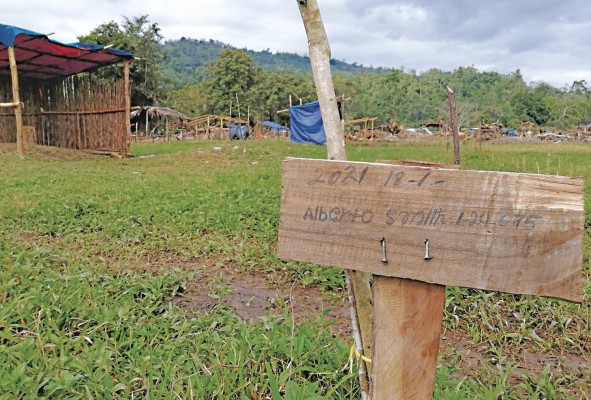 Alberto Smith es uno de los invasores. Delimitó su terreno dentro de una finca privada, pero eso no fue impedimento para cercar con un hilo y clavar una estaca con su nombre.
