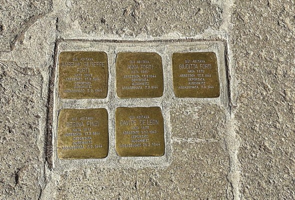 Placas conmemorativas de judíos fallecidos durante la II Guerra Mundial