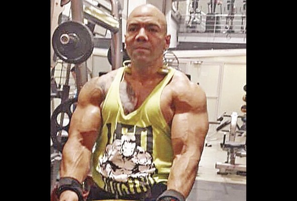 Tras el cambio de alimentación y una rutina de ejercicio, Carlos Zapata pesa 220 libras.