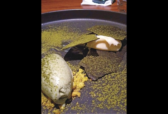 Helado de pistacho con ganache de yuzu y teja de carbón