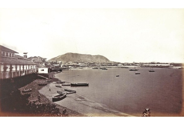 El paseo marítimo de la ciudad de Panamá y sus alrededores, visto desde la costa de Casco Viejo, Panamá, donde se encuentra la Catedral a unos 160m tierra adentro, 1875. Eadweard Muybridge. El original está en el Smithsonian American Art Museum. Donación de Mitchell y Nancy Steir.