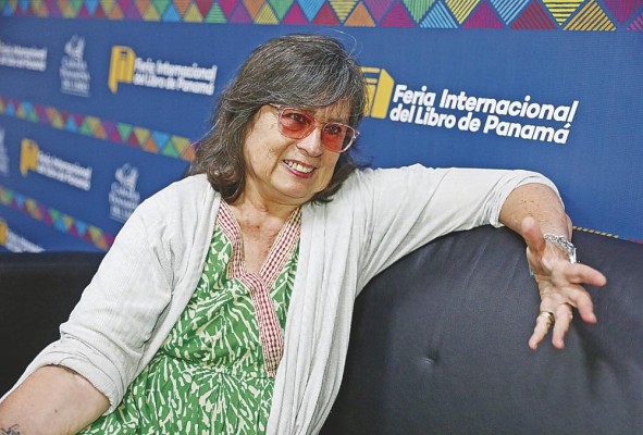 La novelista colombiana presenta su última obra 'Canción de antiguos amantes'.