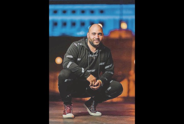A los 17 años tuvo la oportunidad de irse de gira nacional interpretando la canción 'A puro dolor', con el artista puertorriqueño Ángel López del grupo Son by Four.