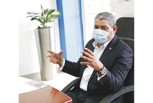 Luis Sucre, ministro de Salud.