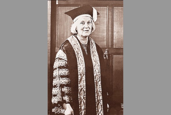 Fallece la ganadora del Premio Nobel de Química en 1964. Ilmington, Reino Unido. _ Fallece Dorothy Mary Crowfoot Hodgkin, química británica que desarrolló cristalografía de proteínas, por lo cual obtuvo el Premio Nobel de Química en 1964.Propuso avances en la técnica de cristalográfica de rayos X, un método utilizado para identificar las estructuras tridimensionales de los cristales. Entre sus descubrimientos más importantes se encuentran la confirmación de la estructura de la penicilina, según lo propusieron Edward Abraham y Ernst Boris Chain, así como la estructura de la vitamina B12. Por esto último se convirtió en la tercera mujer en ganar el Premio Nobel de Química.En 1969, después de 35 años de trabajo, Hodgkin fue capaz de descifrar la estructura de la insulina. La cristalografía de rayos X se convirtió en una herramienta ampliamente utilizada y fue fundamental para más tarde determinar las estructuras de muchas moléculas biológicas, cuyo estudio de sus estructuras es necesario para la comprensión de sus funciones. Hodgkin es considerada como una pionera en el campo de estudios de biomoléculas mediante técnicas de cristalografía de rayos X.Dorothy fue particularmente reconocida por descubrir diferentes estructuras biomoleculares tridimensionales. En 1945, junto con C. H. Carlisle, publicaron la primera estructura de este tipo, la cual era de un esteroide: el yoduro de colesterilo. Ella había trabajado con colesterol desde los días de sus estudios de doctorado. En 1945, ella y sus colegas descubrieron la estructura de la penicilina, demostrando (en contraste con la opinión científica de esa época) que contiene un anillo de ß-lactama. Su trabajo en el tema no fue publicado hasta 1949.WP