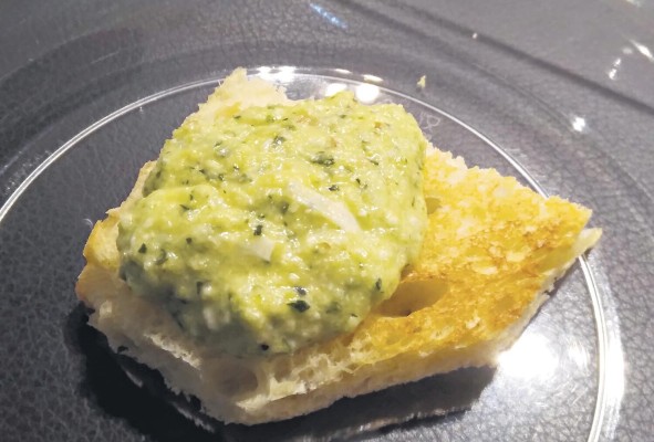Crostini con pesto de zucchini
