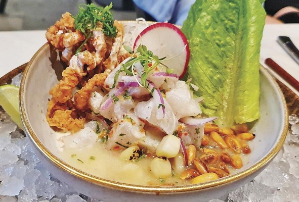 Ceviche de corvina y calamar con maíz cancha.