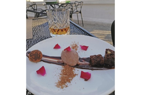 Chocolate en texturas y whisky Jameson puro.
