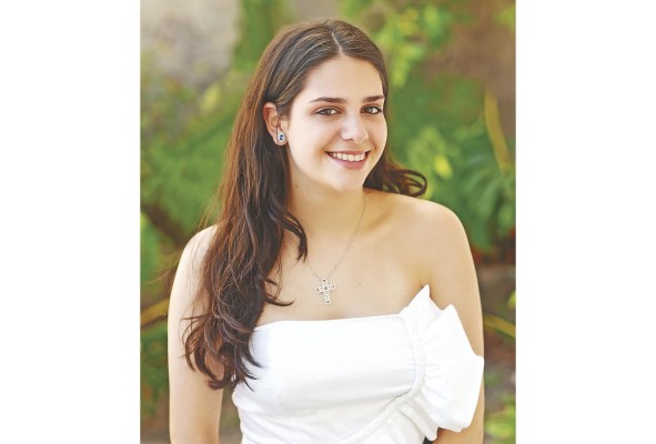 La señorita Vali Marie Vallarino Tsanos, hija del señor José Dario Vallarino Arjona y la señora Antonia Tsanos de Vallarino , será una de las participantes al tradicional Festival de Debutantes que llevarán a cabo las Damas Guadalupanas el próximo 1 de Julio en la Terraza Mar del Sur del Club Unión, con la finalidad de recaudar fondos para sus diversos programas sociales.