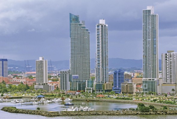 Vista general de algunas de las edificaciones frente a la bahía.