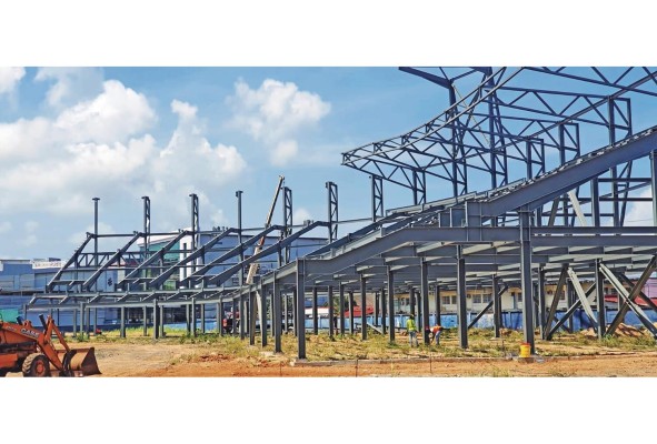 La primera fase de construcción consiste en la instalación, izamiento y cerramiento de estructuras metálicas y de concreto.