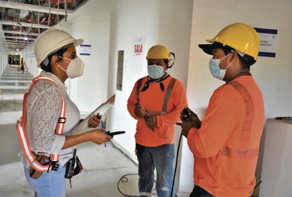 Los trabajos para habilitar una sala de covid-19 en la Ciudad de la Salud comenzaron ayer.