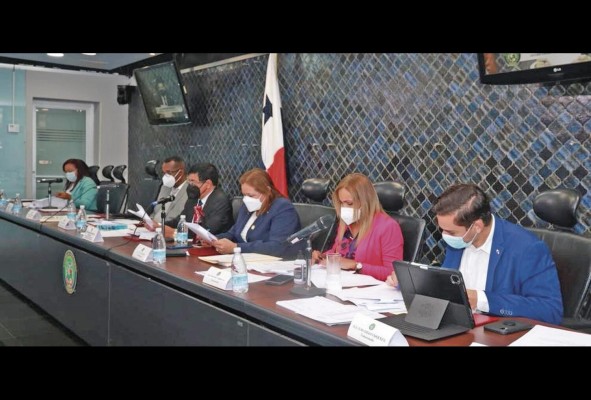 La comisión se mantiene en sesión permanente, para continuar la próxima semana con la discusión.