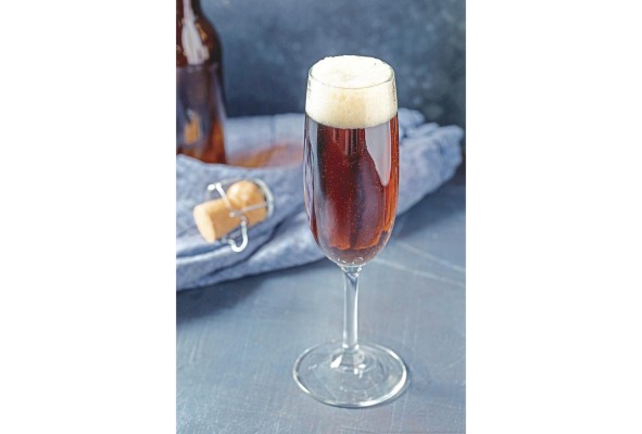 Black Velvet. Elaborado con cerveza negra y champagne, fue creado en 1861 en Londres el día después de la muerte del príncipe Alberto, marido de la reina Victoria, como un tributo. Sirva en una copa flauta cerveza negra Guiness y espumoso en partes iguales. El coctel debe tener un color profundo y un dedo de espuma.