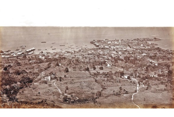 Paisaje de la ciudad de Panamá, Casco Viejo, vista al Océano Pacífico. 1875. Eadweard Muybridge. El original está en el Smithsonian American Art Museum. Donación de Mitchell y Nancy Steir. Observe la torre de la catedral donde se encontraron los nidos de abejas, en la esquina superior derecha.