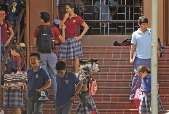 El proyecto de ley 508, que establece medidas sobre las escuelas y modifica artículos de la Ley 47 de 1946, ha causado polémica. Empresarios piden veto y padres de familia urgen su sanción.