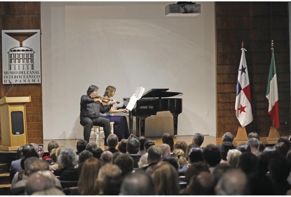 El dúo presentó por primera vez en Panamá las piezas del maestro Tedesco.