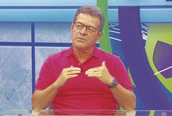 Hugo Pérez está cuestionado y condicionado a ganar.