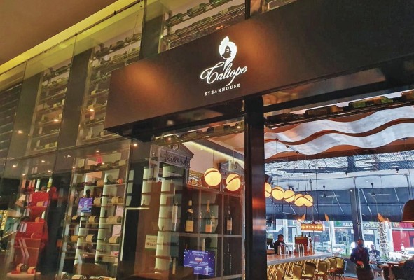 Caliope Steakhouse está ubicado en la calle calle 57 de Obarrio, Hotel Sortis. En Instagram tiene presencia como @caliopesteakhouse