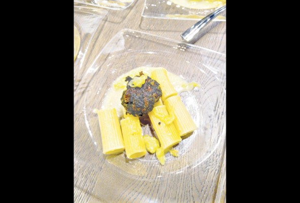 Rigatoni con salsa de zucchini y albóndiga de espinaca