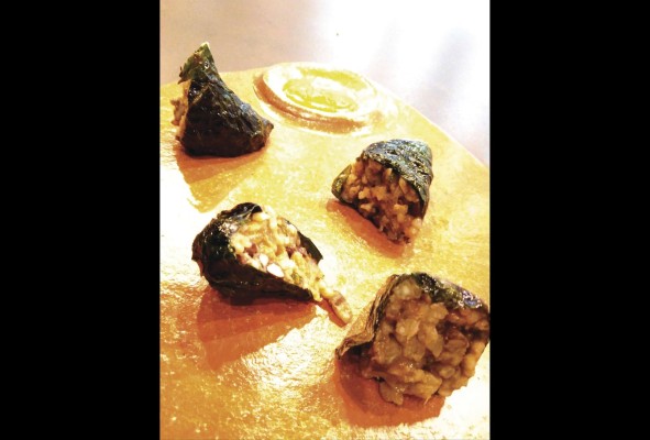 Rollo de Chaya con relleno de rice and beans