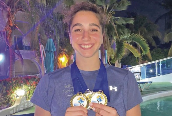 Carolina Cermelli obtuvo tres medallas en el Campeonato Centroamericano y del Caribe de Natación.