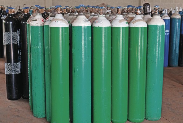 Los cilindros de almacenamiento de oxígeno y helio se usan en el área medicinal e industrial.