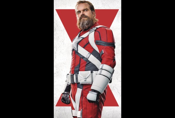 David Harbour incluye el factor cómico como Alexei Shostakov.