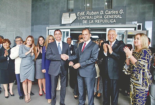 Gerardo Solís recibió las llaves de su nuevo despacho de manos de Federico Humbert y lo acompañó parte de su equipo de trabajo.