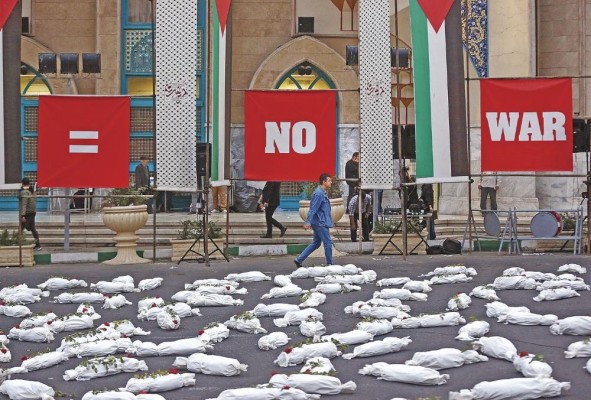 En la plaza palestina de Teherán colocan símiles de cadáveres de niños.