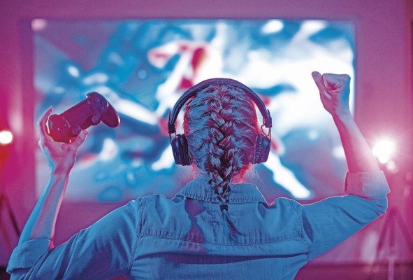 En 2022 cerca de 3.200 millones de personas jugaron videojuegos en todo el mundo, invirtiendo más de $196.800 millones en esta industria.